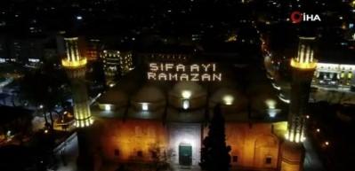 622 yıllık Ulu Cami'ye asılan Ramazan mahyası geceyi aydınlattı