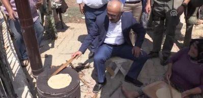 Bakan L&uuml;tfi Elvan g&ouml;zleme pişirdi 