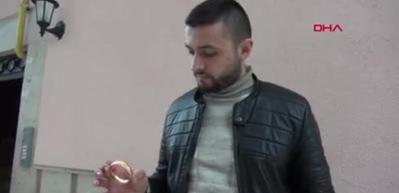 6 aydır yolda bulduğu bileziğin sahibini arıyor
