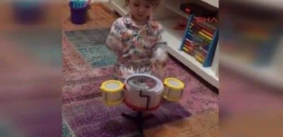 6 aylık iken konuşmaya, 17 aylık iken ise kitap okumaya başladı