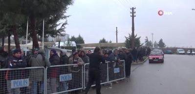 6 aylık iş i&ccedil;in geceden kuyruğa girdiler