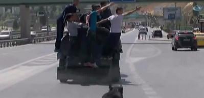 6 &ccedil;ocuğun İstanbul trafiğinde tehlikeli yolculuğu