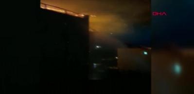 6 katlı binanın son katı ve &ccedil;atısı alev alev yandı 