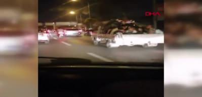 6 kişinin kamyonet kasasında tehlikeli yolculuğu