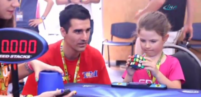 6 yaşında ama Rubik k&uuml;p&uuml;n&uuml; 41 saniyede &ccedil;&ouml;zd&uuml;