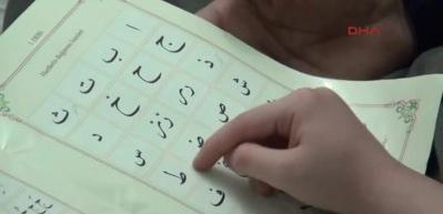 6 yaşında dedesine Kur'an okumayı &ouml;ğretti