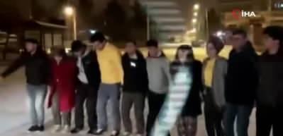 6 yıl aradan sonra kar yağınca halay &ccedil;ekip oynadılar	