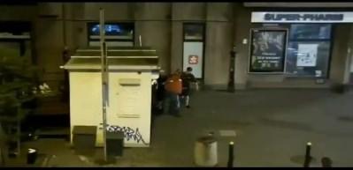 Tek yumrukla yere serdi!