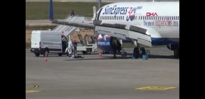 Antalya Havalimanı'nda apron boşaldı, u&ccedil;aklar parka &ccedil;ekildi