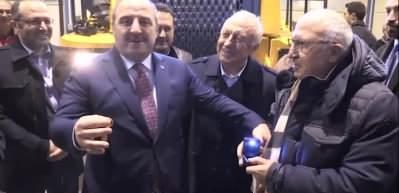Bakan Varank 's&uuml;r&uuml;c&uuml;s&uuml;z tarım aracı' ve 'kaya kamyonu'nu test etti