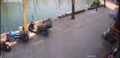 &Ccedil;in'de bisikletle nehre d&uuml;şen genci &ccedil;evredekiler kurtardı 