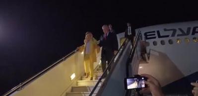 Netanyahu'nun eşi ikram edilen ekmeği yere attı