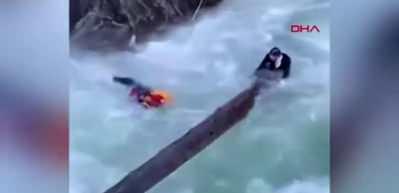 Kanada’da iki şelale arasına düşen kişi donmaktan son anda kurtarıldı