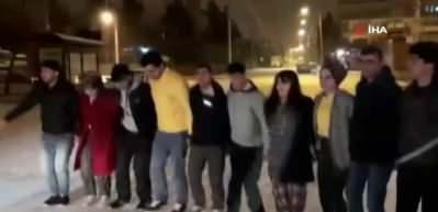 6 yıl aradan sonra kar yağınca halay &ccedil;ekip oyun oynadılar