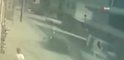 D&uuml;zce'de feci kaza otomobil ile elektrikli bisiklet &ccedil;arpıştı... Baba ve oğlu hayatını kaybetti