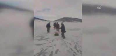 G&ouml;l&uuml;n ortasındaki adaya y&uuml;r&uuml;yerek gidiyorlar