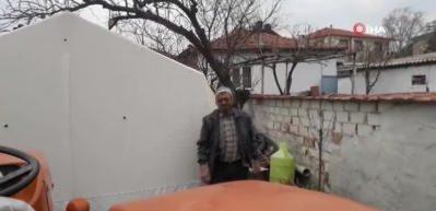 Manisa'da ağır hasarlı evlerin yıkımı devam ediyor