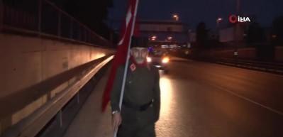T&uuml;rk bayrağıyla birlikte 15 Temmuz Şehitler anıtına doğru y&uuml;r&uuml;y&uuml;şe ge&ccedil;ti