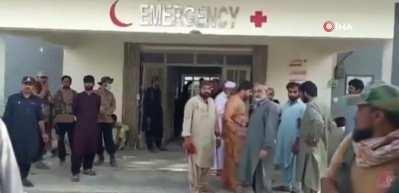 Pakistan'da yolcu otob&uuml;s&uuml; devrildi: 18 &ouml;l&uuml;, 30'dan fazla yaralı