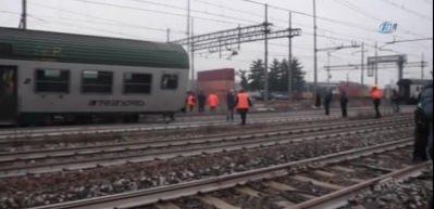 İtalya'da yolcu treni raydan &ccedil;ıktı