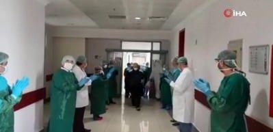 Korona vir&uuml;s&uuml; yendiler alkışlarla taburcu oldular