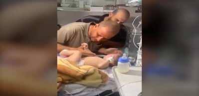 İzleyenleri yasa boğan g&ouml;r&uuml;nt&uuml;! İsrail katliamından sağ kurtulan bebeğine kavuşma anı kamerada