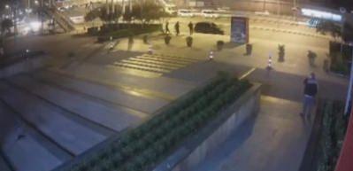 AVM'lere dadanan soyguncular, kameraya yakalandı