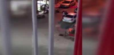 Sokak ortasında eski eşini tekme tokat d&ouml;vd&uuml;! kimse durdurmadı
