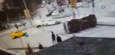 Ambulansa takla attıran feci kaza kamerada