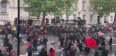 İngiltere&rsquo;deki protestolarda polis attan d&uuml;şt&uuml;