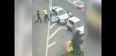 Kural ihlali yapan taksiyi durduran trafik polislerine ateş a&ccedil;tılar!