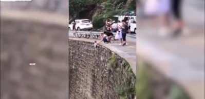 Fotoğraf uğruna &ccedil;ocuğunu u&ccedil;urumdan sarkıtan baba pes dedirtti!