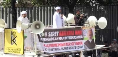 Hindistan Vatandaşlık Yasası'ndaki değişikliğe karşı protesto d&uuml;zenlendi