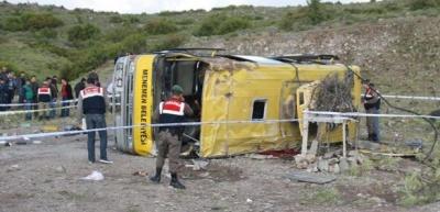 Midib&uuml;s şarampole yuvarlandı: 6 &ouml;l&uuml;