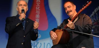 Vali t&uuml;rk&uuml; s&ouml;yledi dinleyenler hayran kaldı