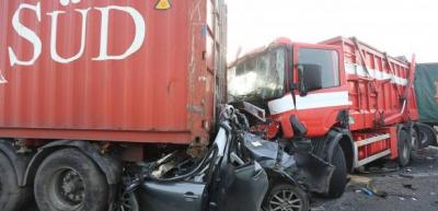 Bel&ccedil;ika'da b&uuml;y&uuml;k kaza: 132 ara&ccedil; birbirine girdi