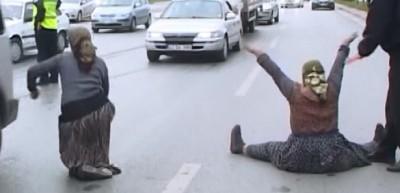 At arabalı kadınlar ortalığı birbirine kattı