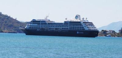 Dev geminin yolcuları filikalarla şehre taşındı