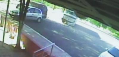 K&uuml;&ccedil;&uuml;k &ccedil;ocukları taşıyan servis kaza yaptı