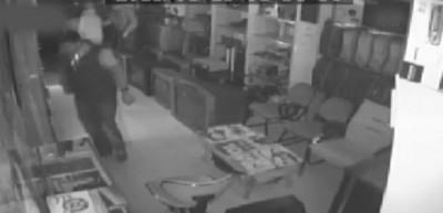 At&ouml;lyedeki hırsızlar kameraya yakalandı