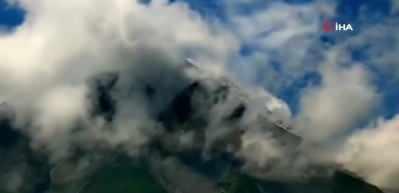 Endonezya&rsquo;daki Merapi Yanardağı harekete ge&ccedil;ti