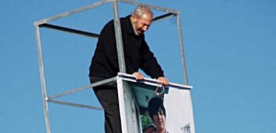 Kızının bulunması i&ccedil;in MOBESE direğine &ccedil;ıktı