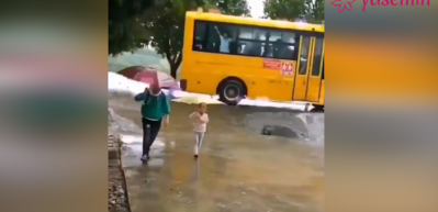 Abisi ıslanmasın diye bakın ne yapıyor
