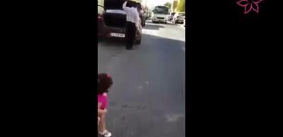 Abisinin okuldan gelişini bekleyen sevimli kız