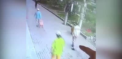 Adamın kafasına &ouml;nce kedi d&uuml;şt&uuml; sonra ayakkabı giyen bir k&ouml;pek yardımına geldi!