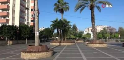 Adana&rsquo;da sokaklar ve yollar boşaldı, kent hayalet şehre d&ouml;nd&uuml;