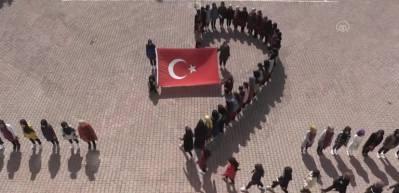 Adıyaman'da &ouml;ğrenciler şehitleri oluşturdukları koreografiyle andı
