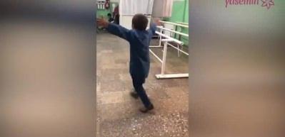 Afgan &ccedil;ocuğun protez bacak sevinci!
