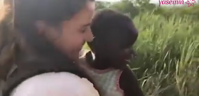 Afrika'daki g&ouml;n&uuml;ll&uuml; gen&ccedil;lerle muhabbet eden minik!