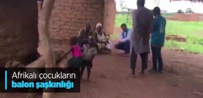 Afrikalı &ccedil;ocukların balon şaşkınlığı